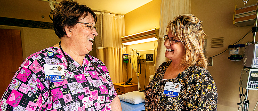 两个女护士在医院里一起大笑.